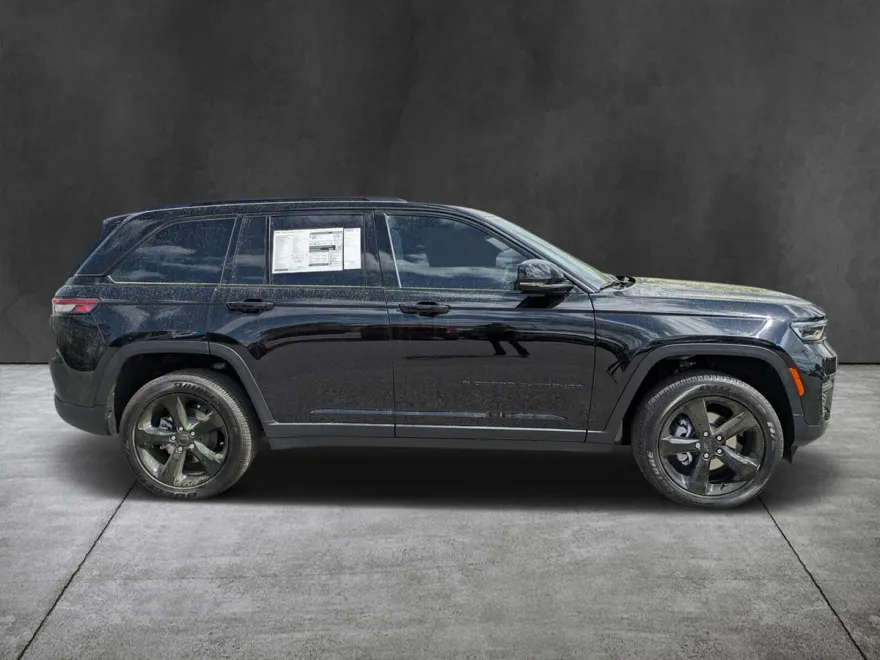 2025 Jeep Grand Cherokee Laredo Sport Altitude X photo 1