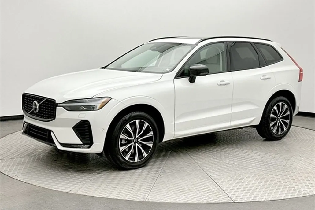 2023 Volvo XC60 B5 Plus photo 1