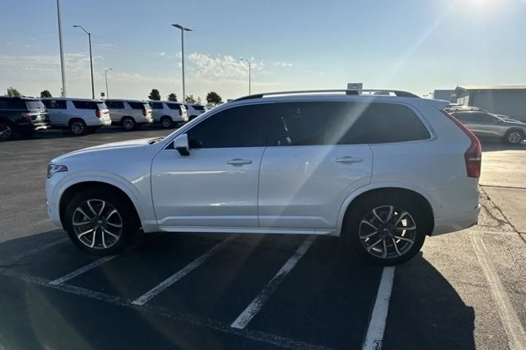 2018 Volvo XC90 T5 Momentum photo 1