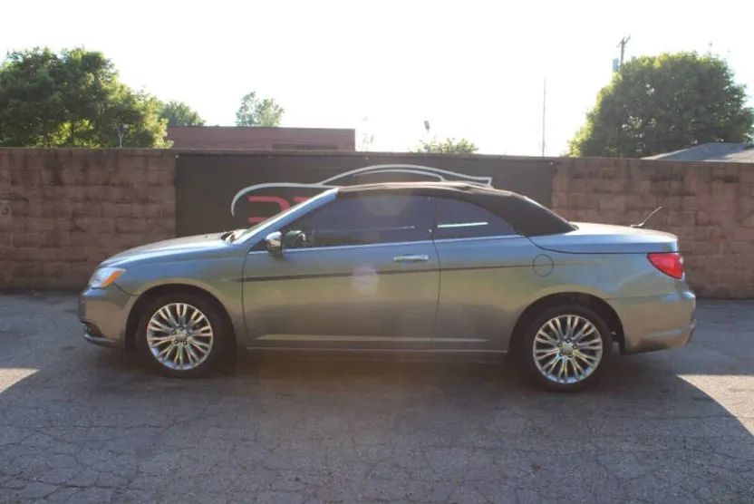 2011 Chrysler 200 Limited photo 1