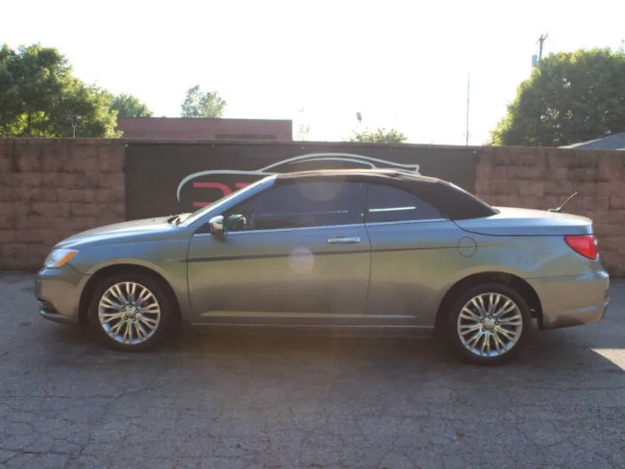 2011 Chrysler 200 Limited photo 1
