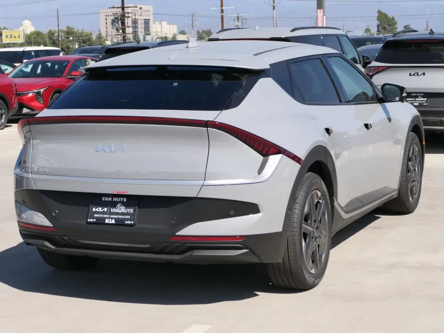 2025 Kia EV6 Light photo 1