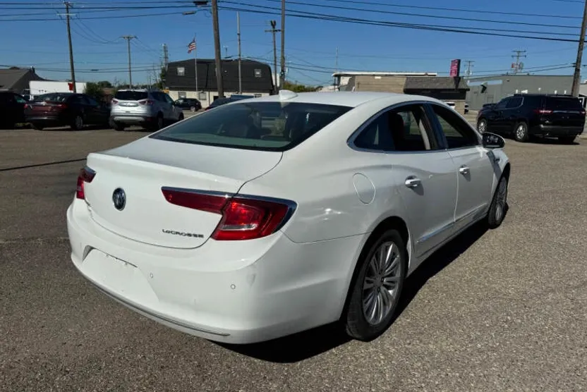 2018 Buick LaCrosse Essence photo 1