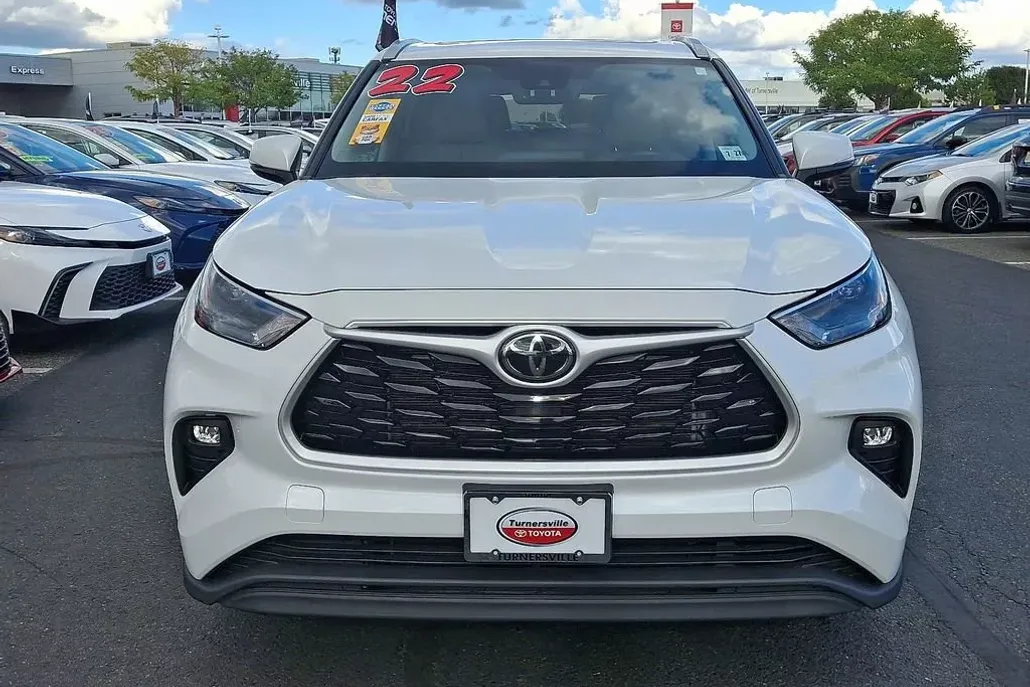 2022 Toyota Highlander XLE photo 1