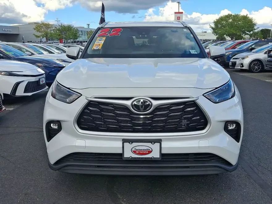 2022 Toyota Highlander XLE photo 1
