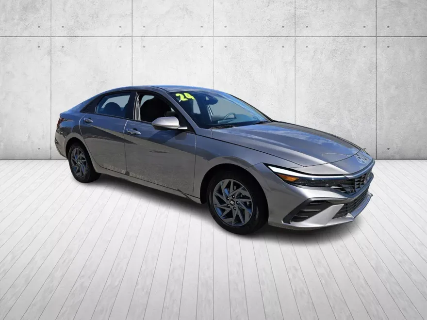 2024 Hyundai Elantra SEL photo 1