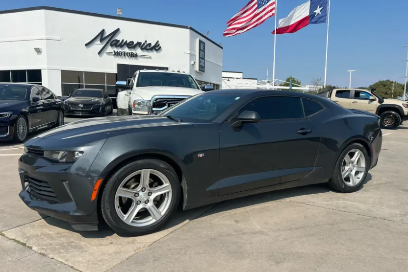 2017 Chevrolet Camaro 2LT photo 1
