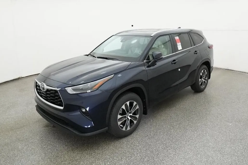 2025 Toyota Highlander XLE photo 1
