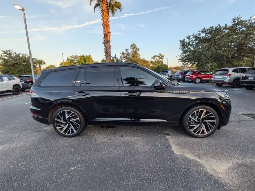 2025 Lincoln Aviator Black Label photo 1
