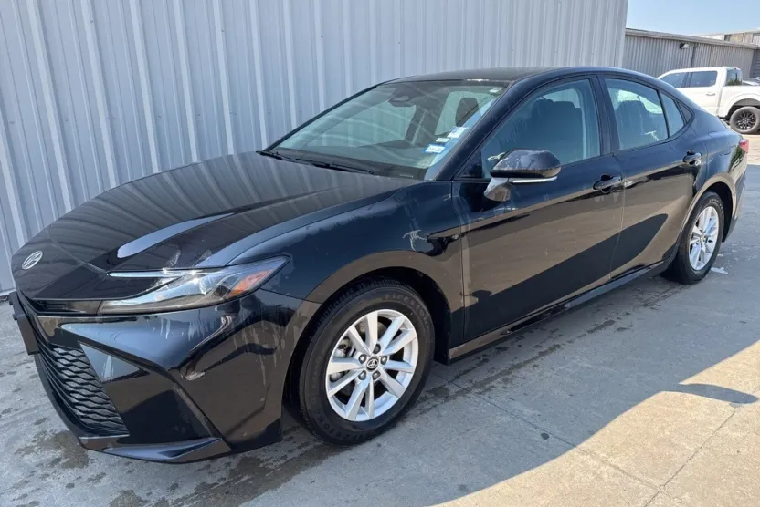 2025 Toyota Camry LE photo 1