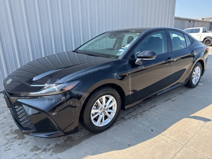 2025 Toyota Camry LE photo 1