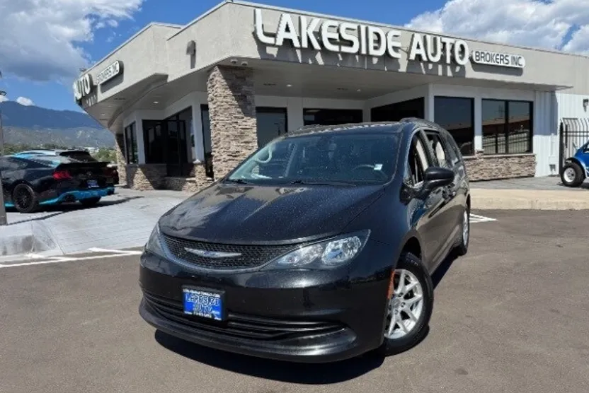 2020 Chrysler Voyager LXi photo 1