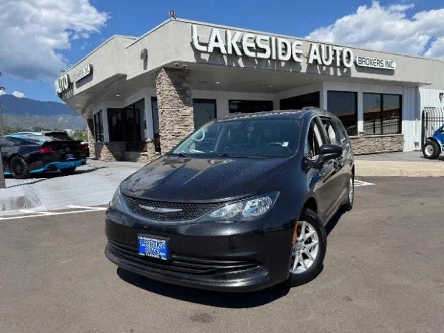2020 Chrysler Voyager LXi photo 1
