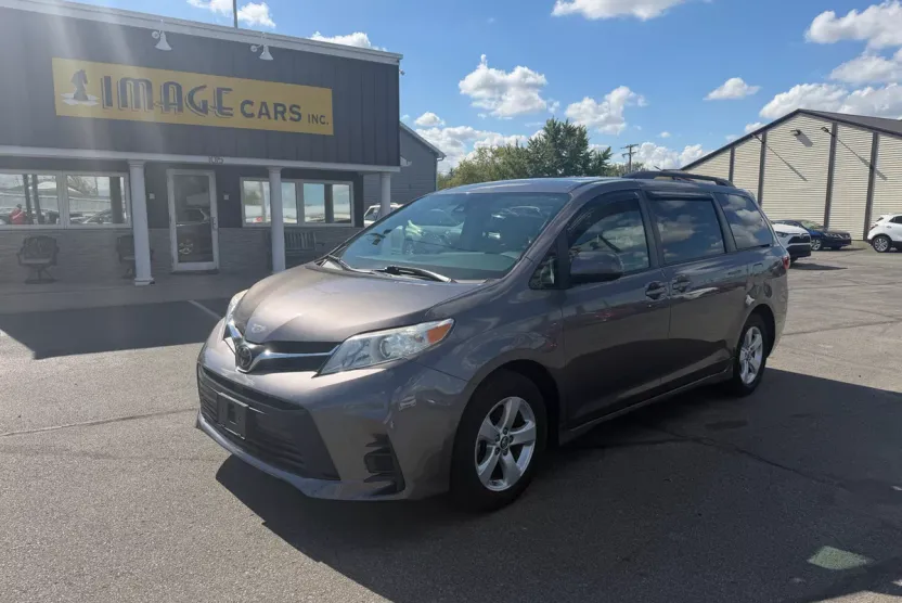 2018 Toyota Sienna LE photo 1