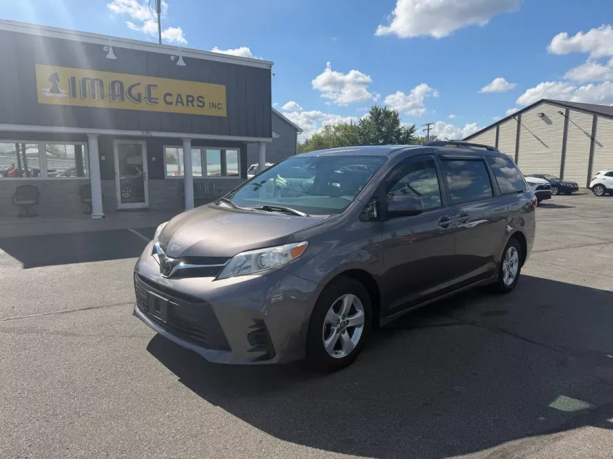 2018 Toyota Sienna LE photo 1