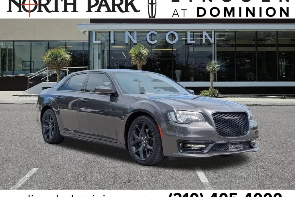 2021 Chrysler 300 photo 1