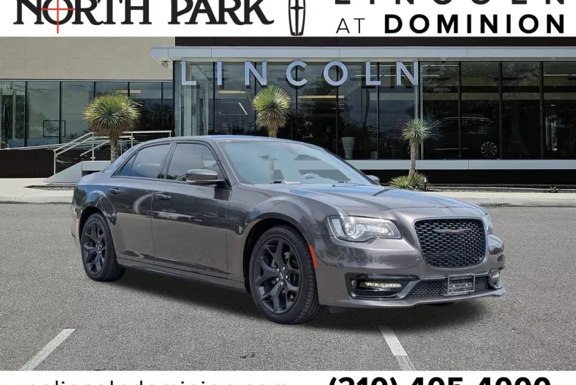 2021 Chrysler 300 photo 1