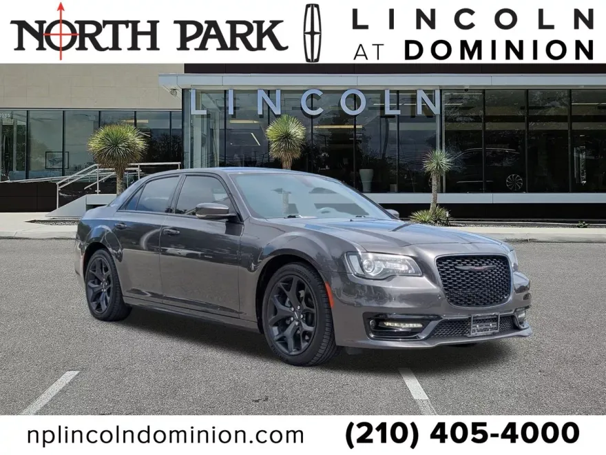 2021 Chrysler 300 photo 1