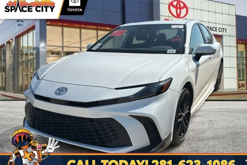 2025 Toyota Camry SE photo 1