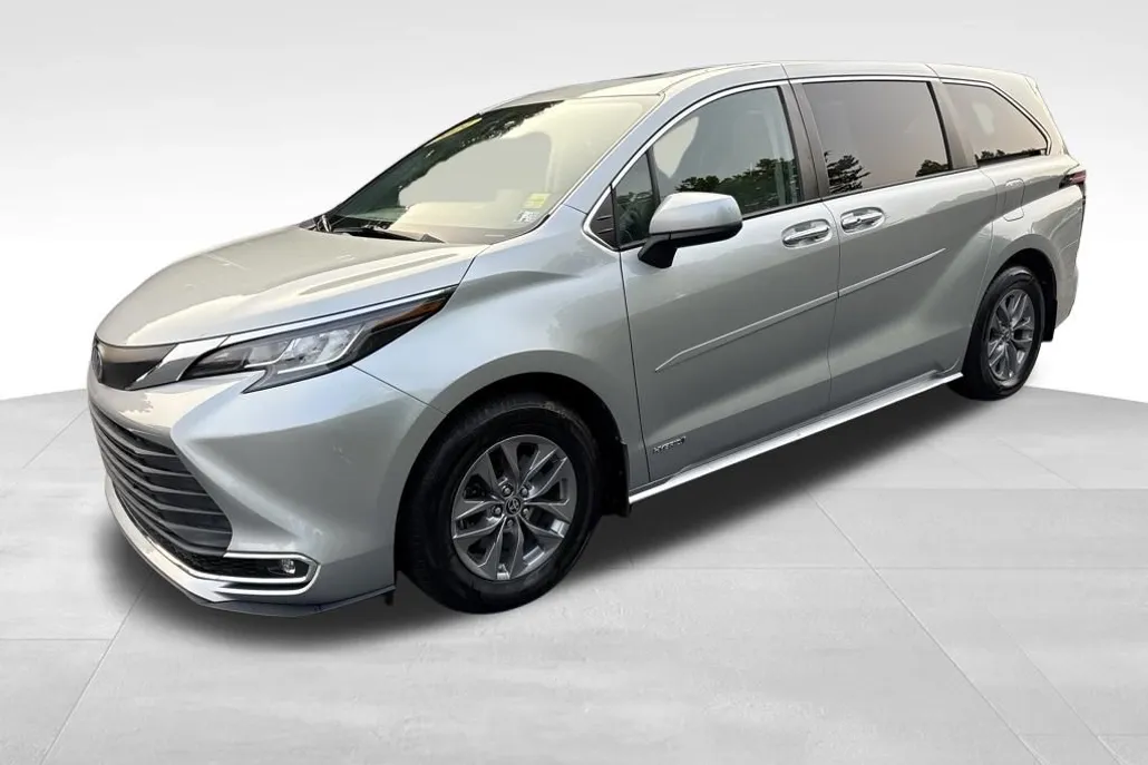 2021 Toyota Sienna XLE photo 1
