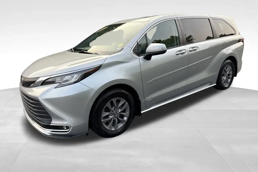 2021 Toyota Sienna XLE photo 1