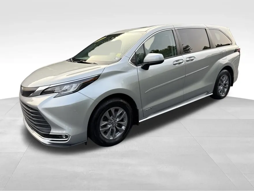 2021 Toyota Sienna XLE photo 1