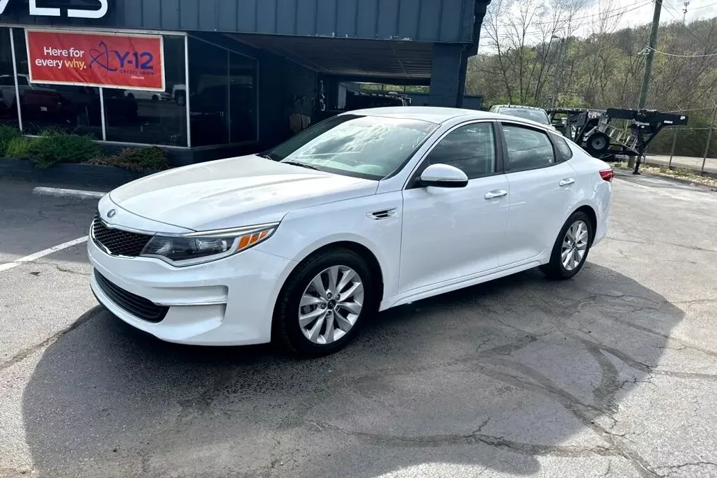2016 Kia Optima LX photo 1