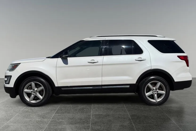 2016 Ford Explorer XLT photo 1