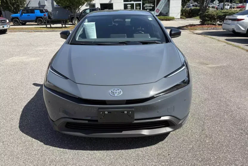 2025 Toyota Prius Base photo 1