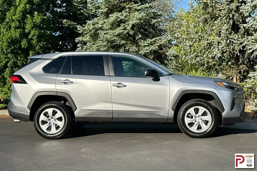 2023 Toyota RAV4 LE photo 1