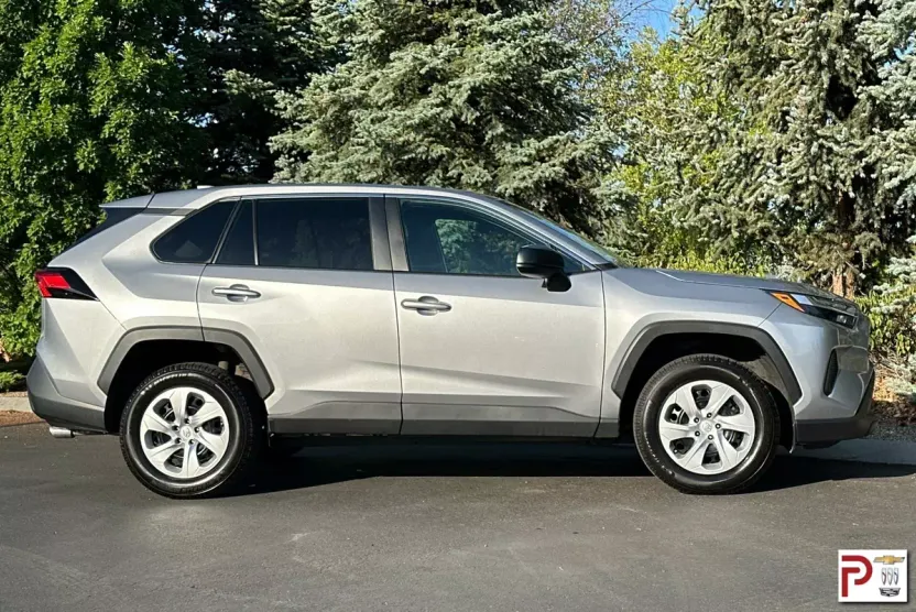 2023 Toyota RAV4 LE photo 1