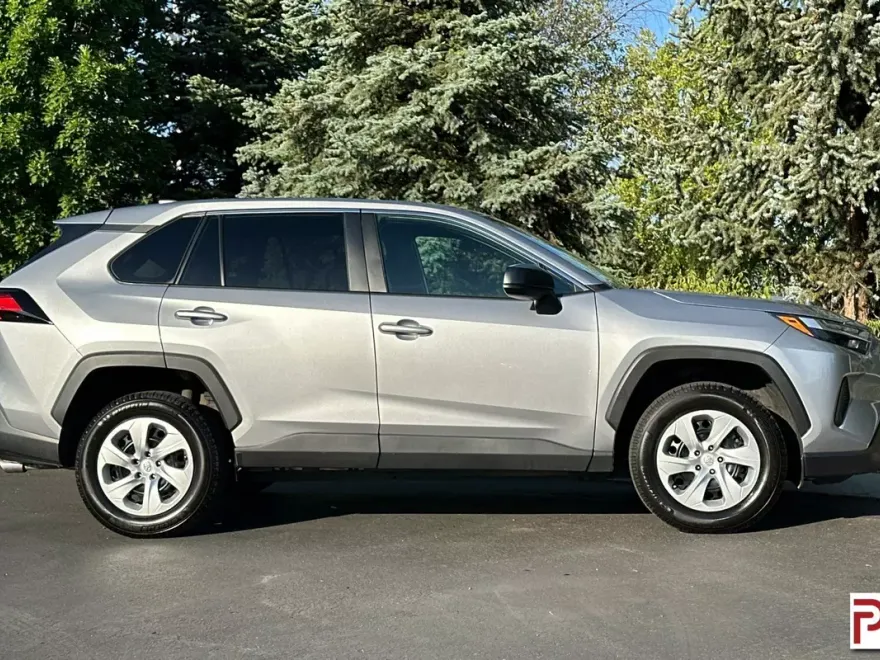 2023 Toyota RAV4 LE photo 1