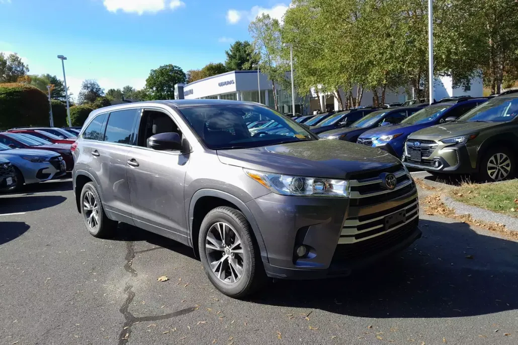 2019 Toyota Highlander LE Plus photo 1