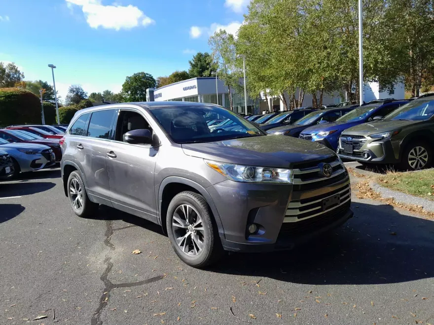 2019 Toyota Highlander LE Plus photo 1