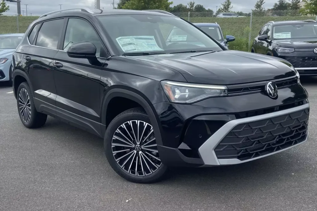 2025 Volkswagen Taos SE photo 1
