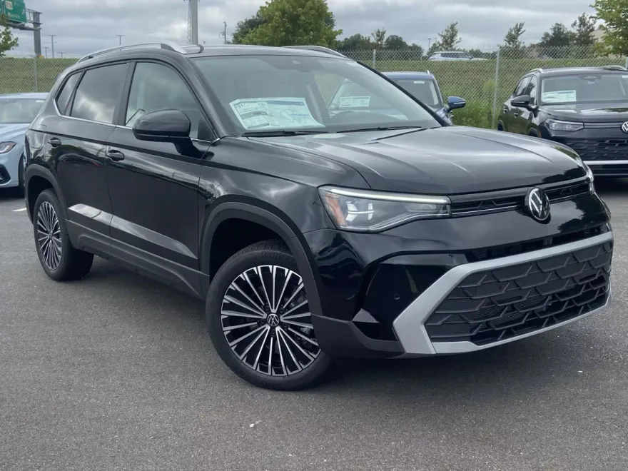 2025 Volkswagen Taos SE photo 1