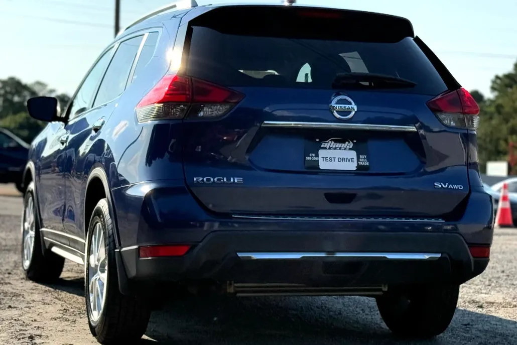 2017 Nissan Rogue SV photo 1