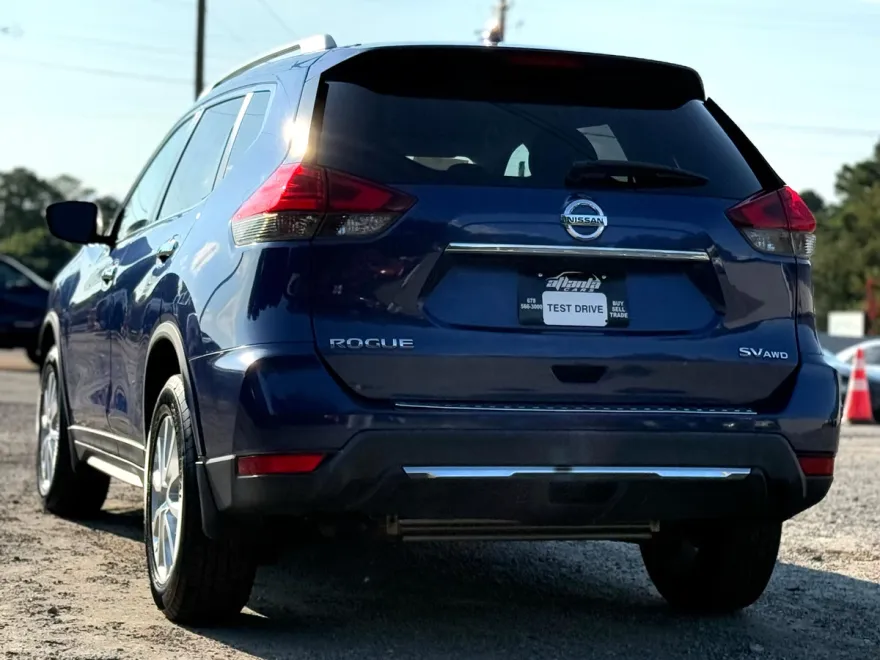 2017 Nissan Rogue SV photo 1