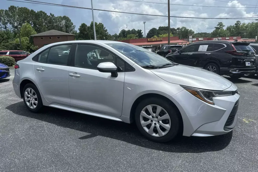 2024 Toyota Corolla LE photo 1