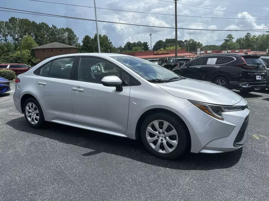 2024 Toyota Corolla LE photo 1