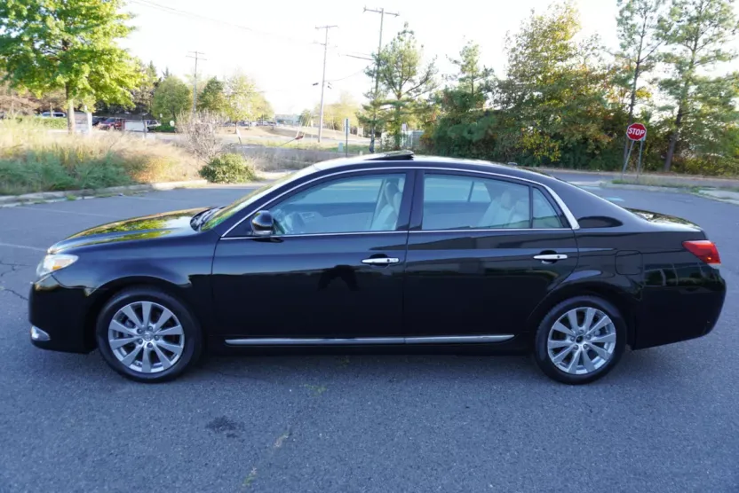 2011 Toyota Avalon Base photo 1