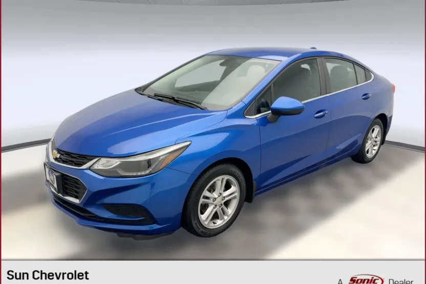 2017 Chevrolet Cruze LT photo 1