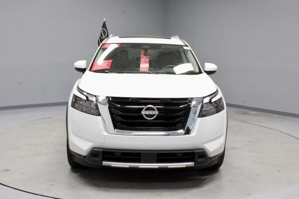 2025 Nissan Pathfinder Platinum photo 1