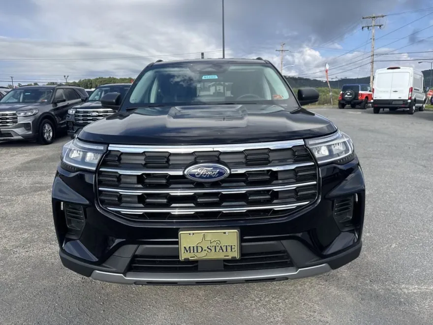 2025 Ford Explorer photo 1