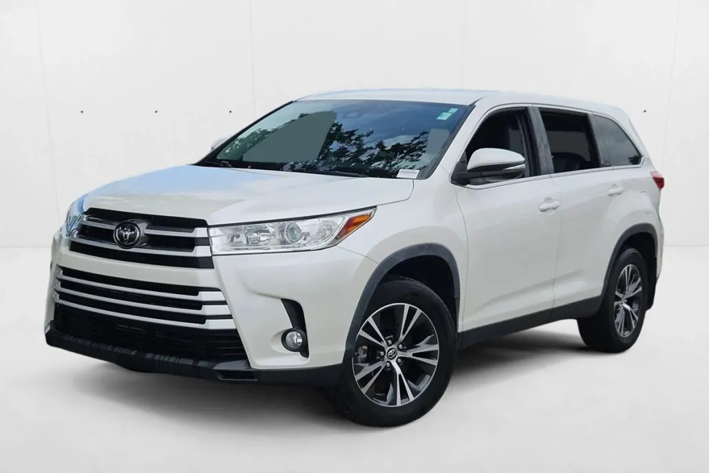 2019 Toyota Highlander LE Plus photo 1
