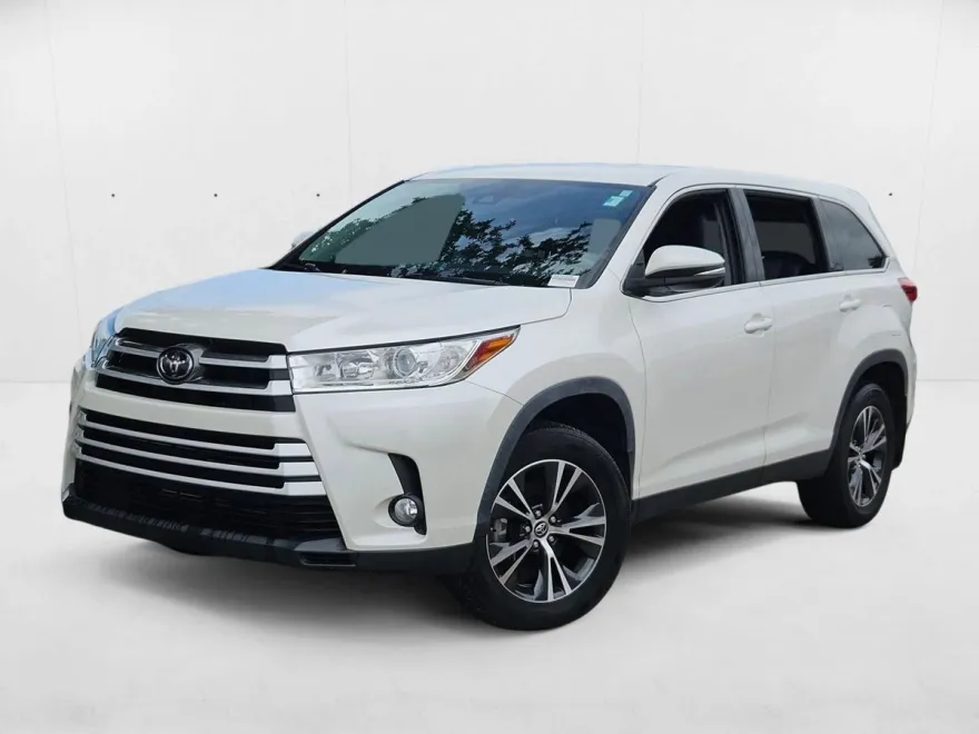 2019 Toyota Highlander LE Plus photo 1