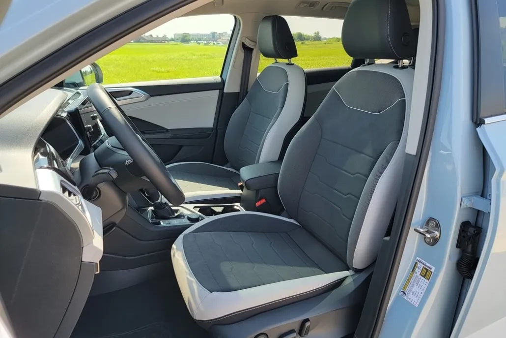 2025 Volkswagen Taos SE photo 1