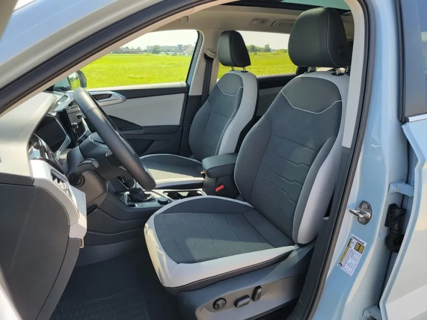 2025 Volkswagen Taos SE photo 1