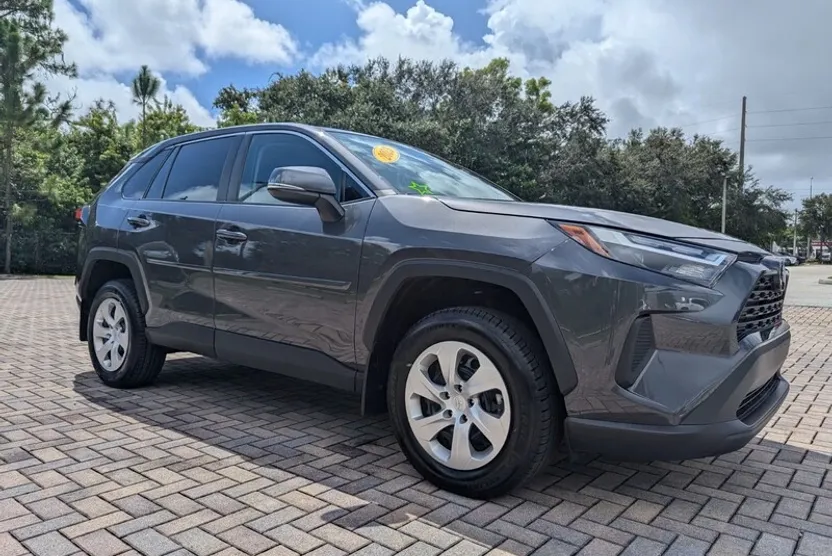 2023 Toyota RAV4 LE photo 1