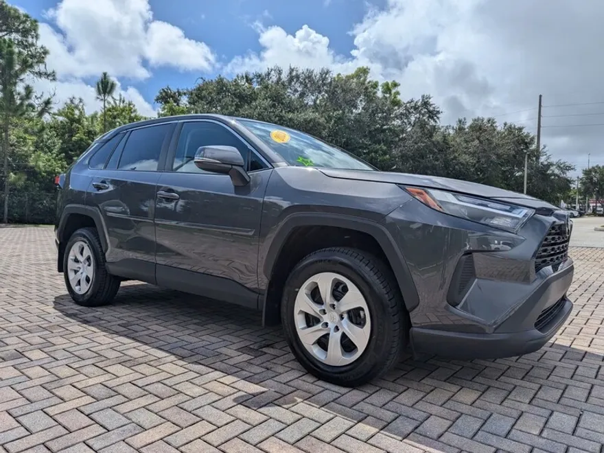 2023 Toyota RAV4 LE photo 1